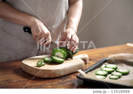ピクニックの準備　ゴーヤを切る 17018999