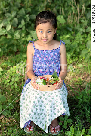 ピクニック お弁当を持つ女の子 ピクニック お弁当を持つ女の子 17019003