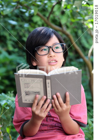 ピクニック　読書する男の子 17019018