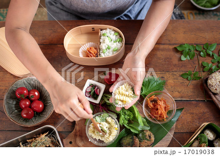 ピクニックの準備　お弁当作り 17019038