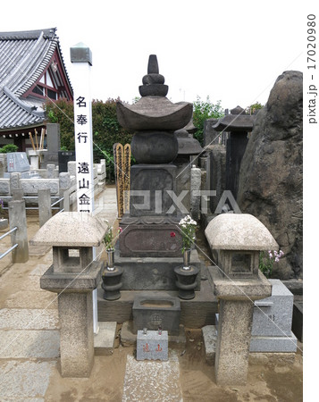 豊島区の本妙寺にある江戸町奉行・遠山金四郎景元の墓 豊島区の本妙寺にある江戸町奉行・遠山金四郎景元の墓 17020980