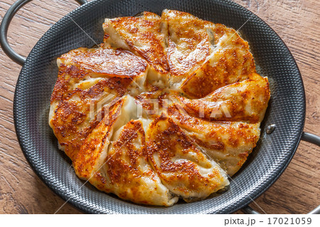 鉄鍋餃子　中華料理　 Pot sticker Chinese food 17021059