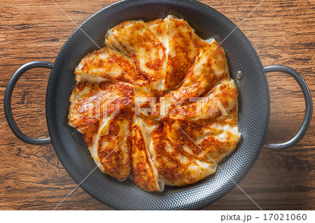 鉄鍋餃子　中華料理　 Pot sticker Chinese food 17021060