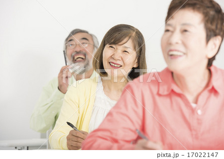 セミナーを受けるシニア セミナーを受けるシニア 17022147