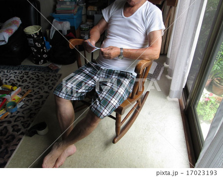 くつろぐ男性 17023193