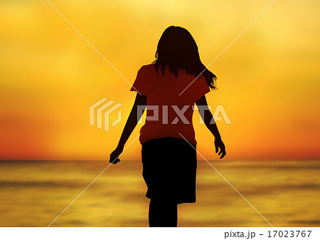 夕日の海と女性のイラスト素材