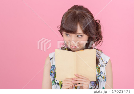 読書をする若い女性 17025475