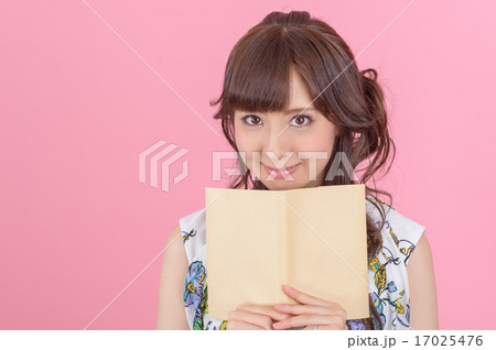 読書をする若い女性 17025476