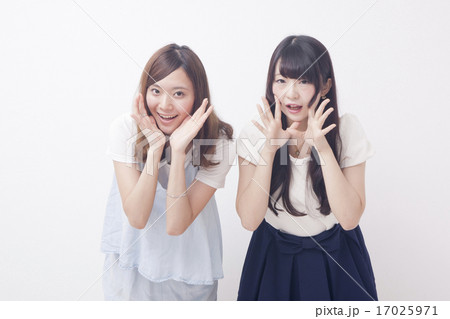 声をかける女性2人 17025971