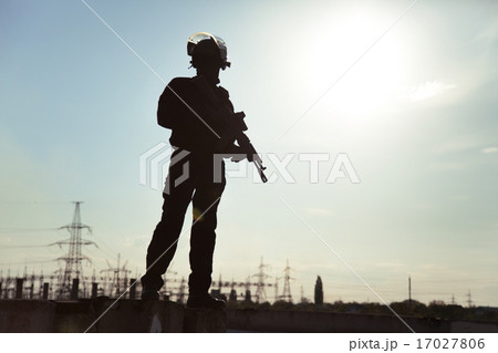 Silhouette of soldier 17027806