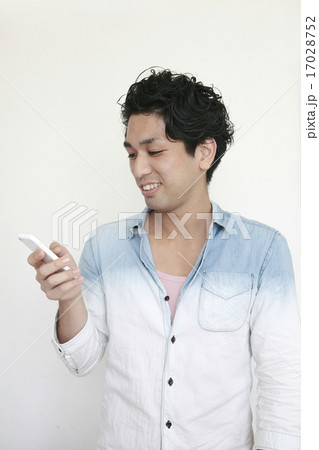 携帯電話をかける若い笑顔の男性 17028752