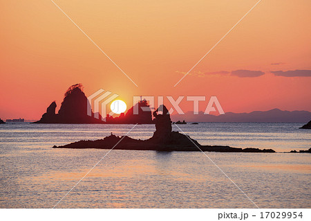 静岡県西伊豆町 大田子浜海岸の夕陽の写真素材 17029954 Pixta