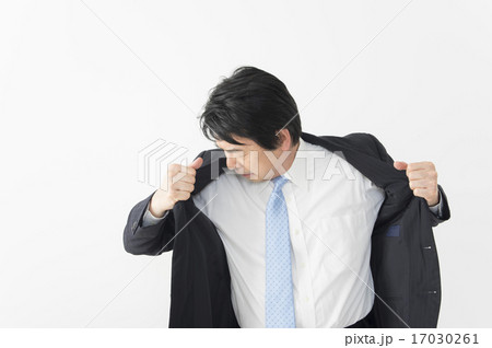 匂いチェックをするミドルビジネスマン 匂いチェックをするミドルビジネスマン 17030261