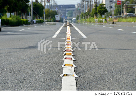 センターライン上の道路鋲の写真素材