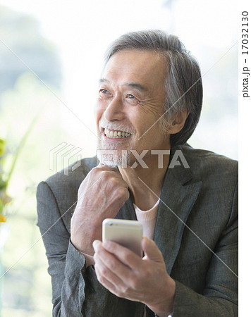 頬杖をつくシニア男性 頬杖をつくシニア男性 17032130