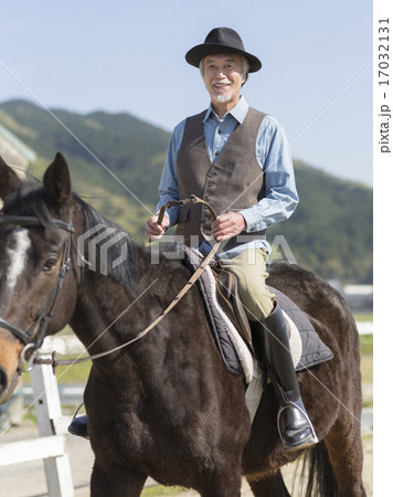 馬に乗るシニア男性 17032131