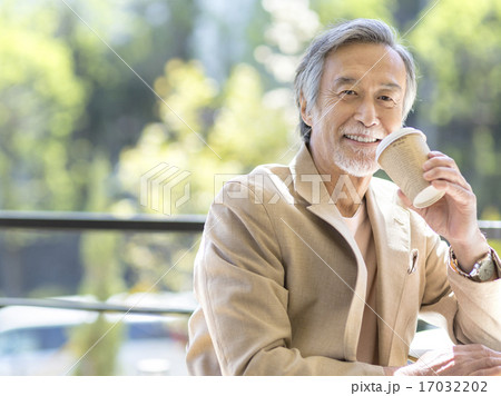 コーヒーのカップを持つシニア男性 17032202