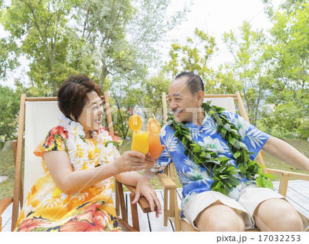 ジュースで乾杯するシニア夫婦 ジュースで乾杯するシニア夫婦 17032253