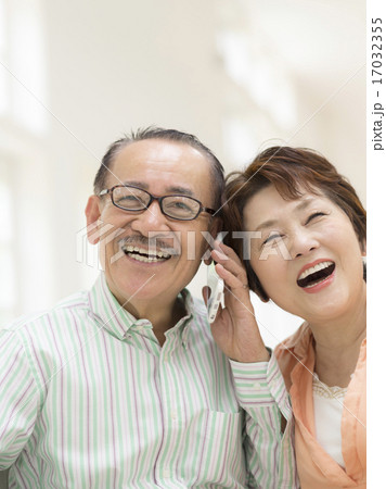 スマートフォンで話すシニア夫婦 17032355