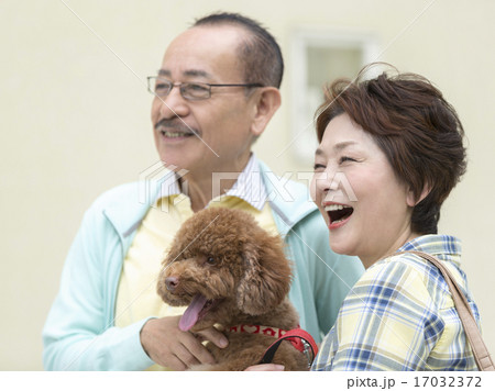トイプードルを抱くシニア夫婦 17032372