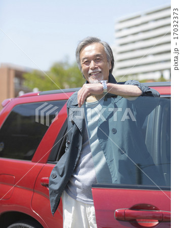 車のドアにもたれるシニア男性 17032373
