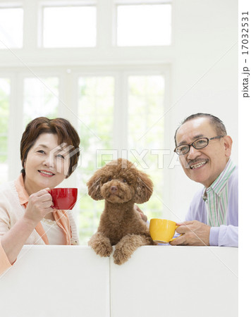 ティータイムのシニア夫婦と犬 17032531