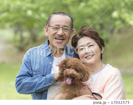 トイプードルを抱くシニア夫婦 17032575