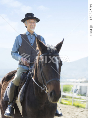 馬に乗るシニア男性 17032594