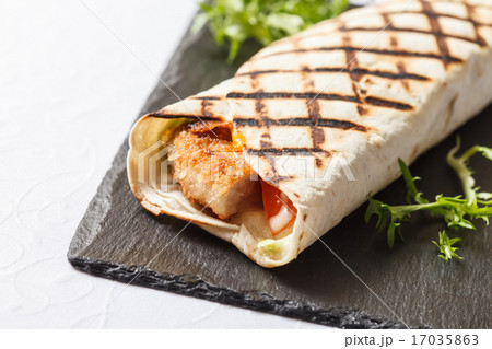 chicken wrap sandwich 17035863