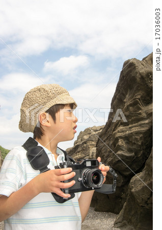 海岸で撮影する子供。小さなカメラマン(三浦半島、長浜海岸) 海岸で撮影する子供。小さなカメラマン(三浦半島、長浜海岸) 17036003