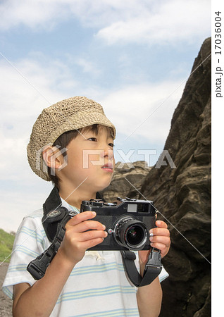 海岸で撮影する子供。小さなカメラマン（三浦半島、長浜海岸） 17036004
