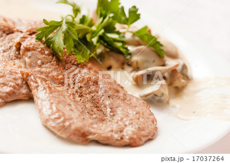 meat with vegetables 17037264