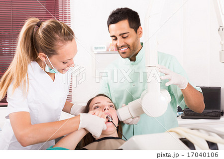 patient checking the teeth an digital xray 17040106
