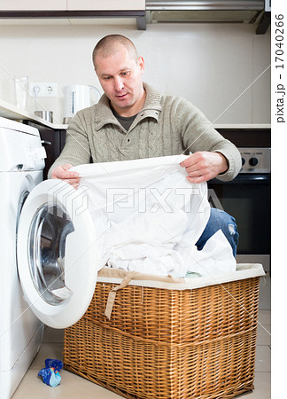 Man using washing machine 17040266