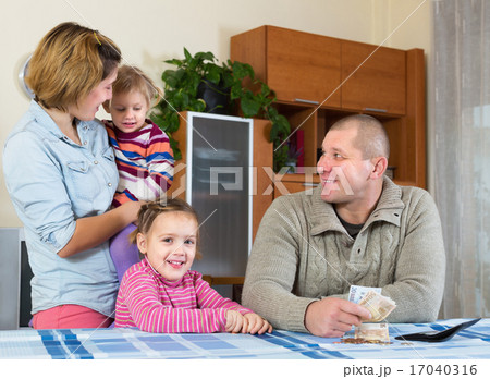 Happy family with banknotes Happy family with banknotes 17040316