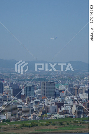 新大阪周辺と伊丹空港に着陸しようとする航空機 新大阪周辺と伊丹空港に着陸しようとする航空機 17044538
