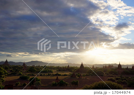 ミャンマー/バガン/風景/夕日/広角 17044974