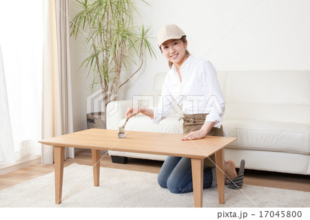 テーブルの補修をする専任スタッフ 17045800