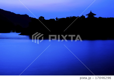 海の夜明け 17046296