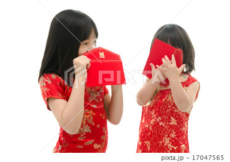 Little asian girl and boy holding red packet monetary gift Little asian girl and boy holding red packet monetary gift 17047565
