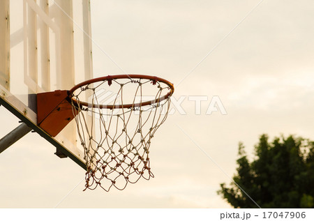 silhouette of a basketball hoop, under the sunset. silhouette of a basketball hoop, under the sunset. 17047906