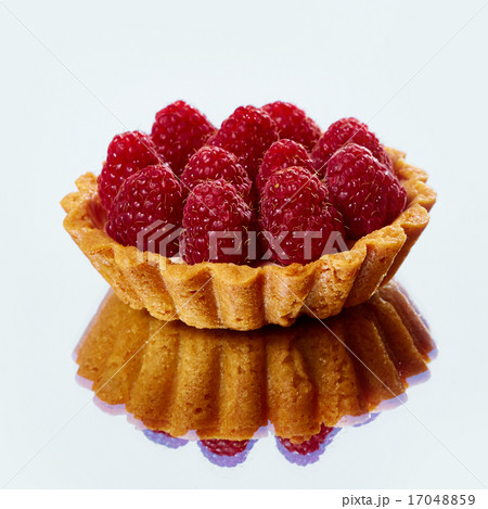 Home made tartlets with raspberries 17048859