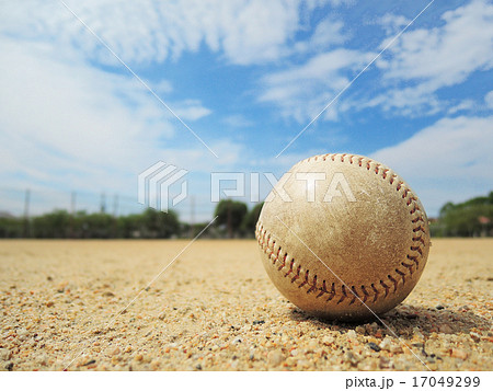 野球ボールとグラウンドの写真素材