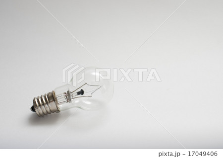 置かれた電球 発想 ひらめき 置かれた電球 発想 ひらめき 17049406
