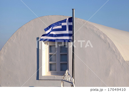 Greece flag on sunset light in Oia, Santorini isla Greece flag on sunset light in Oia, Santorini isla 17049410
