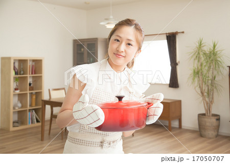 出来立ての料理を運ぶ女性 17050707