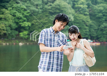 京都観光する若いカップル（スマホ） 17051104