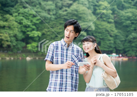 京都観光する若いカップル（スマホ） 17051105