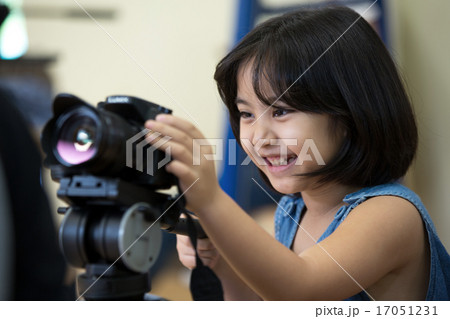 Little Asian girl photographer Little Asian girl photographer 17051231