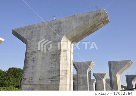 建設中の道路の橋脚 17052564
